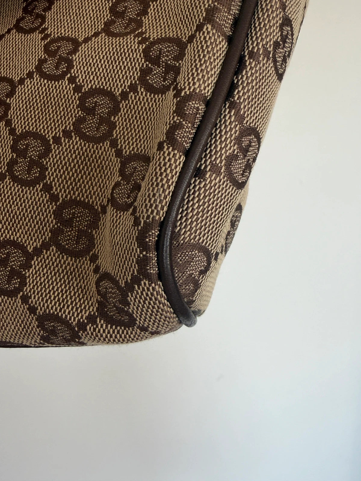 Gucci beige and brown canvas boat pochette bag with logo and intact corner piping.